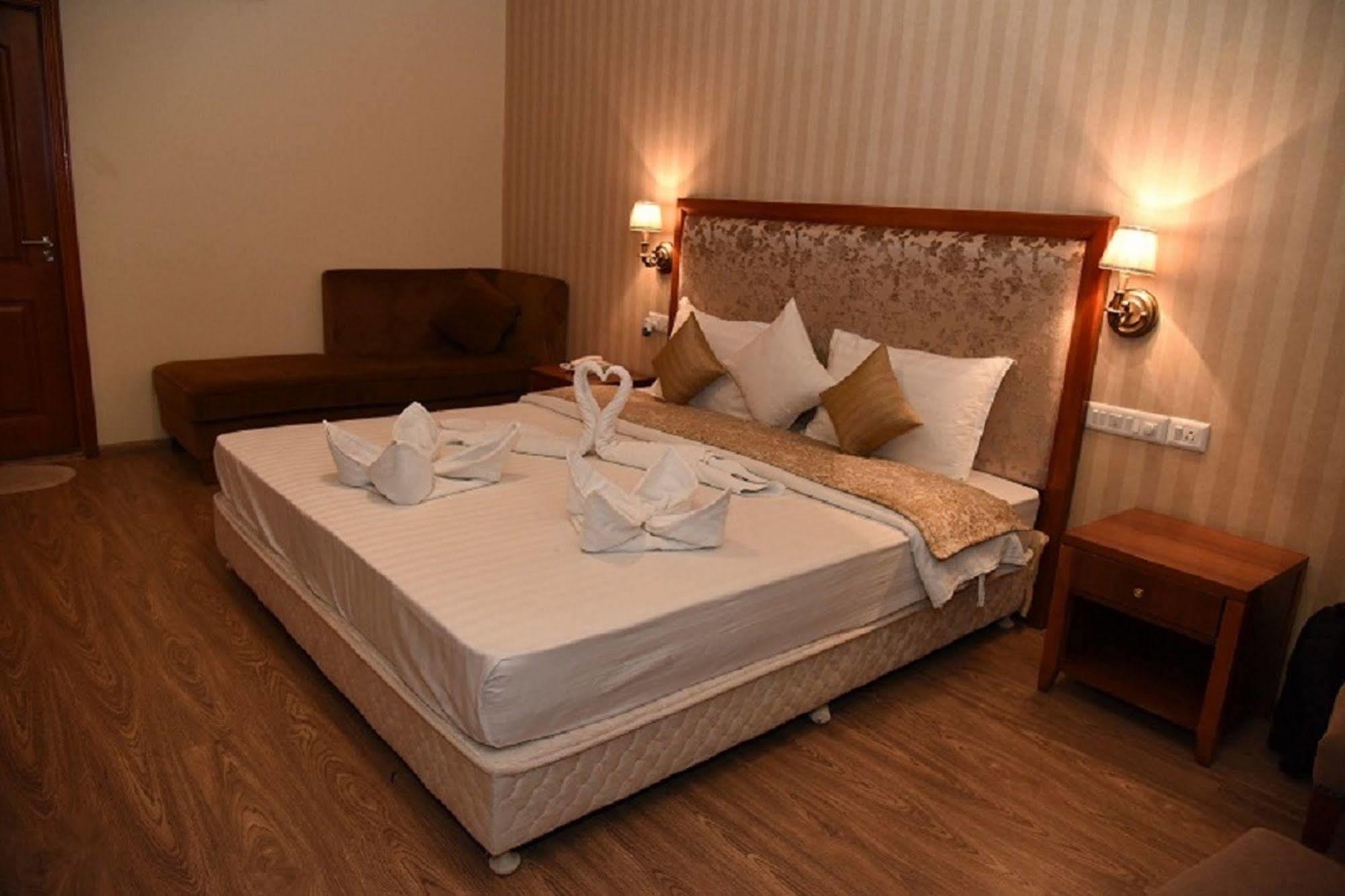 Palm Green Club Resort Jetalpur Eksteriør billede