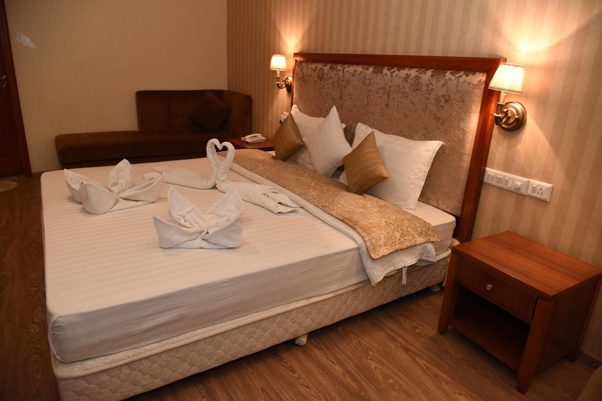 Palm Green Club Resort Jetalpur Eksteriør billede