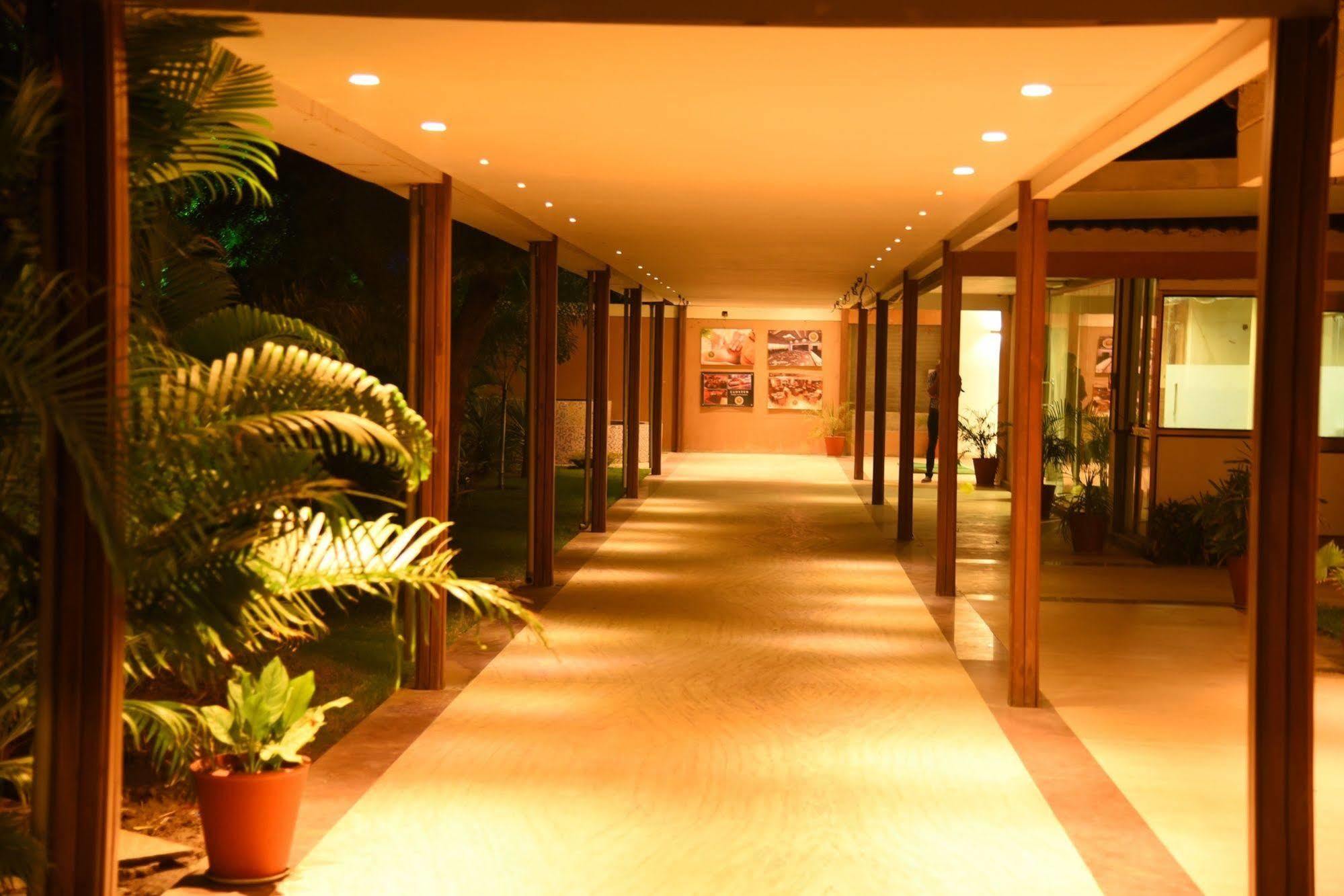 Palm Green Club Resort Jetalpur Eksteriør billede