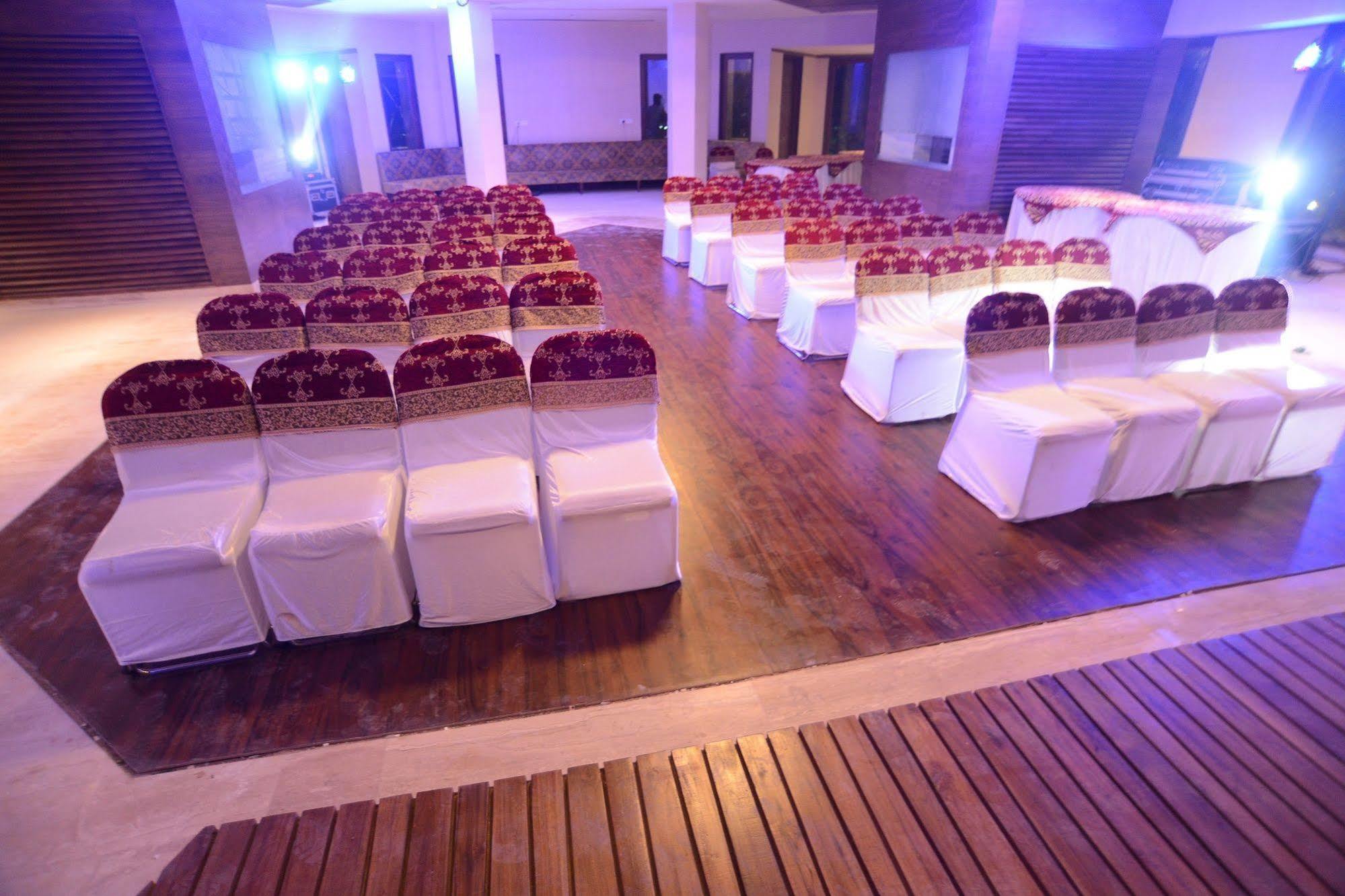 Palm Green Club Resort Jetalpur Eksteriør billede