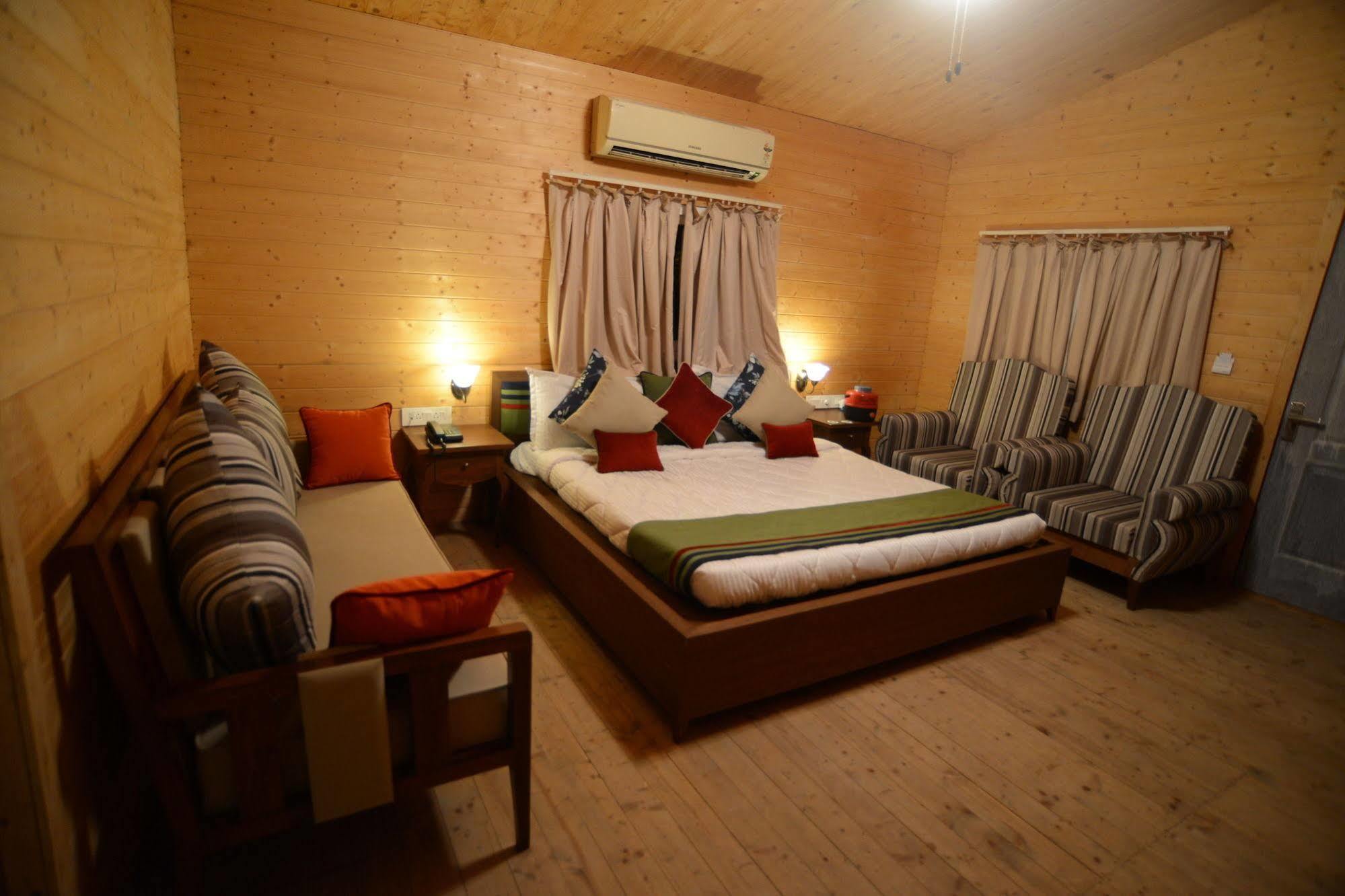 Palm Green Club Resort Jetalpur Eksteriør billede